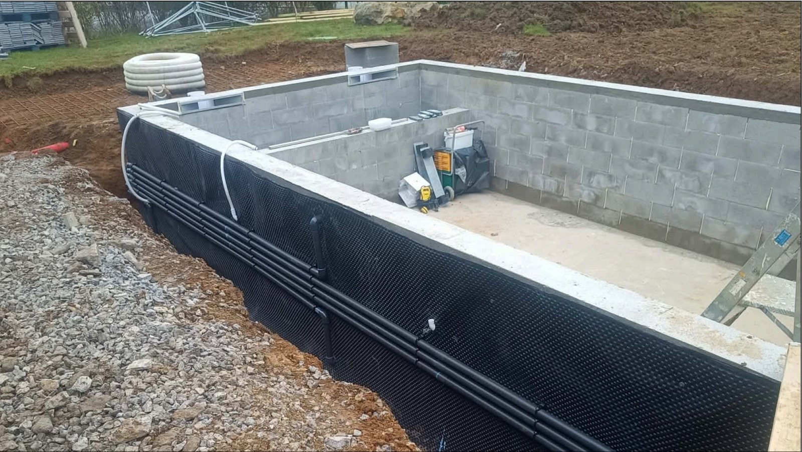 Construction d'une piscine en blocs Stepoc béton par Lard'Aménager